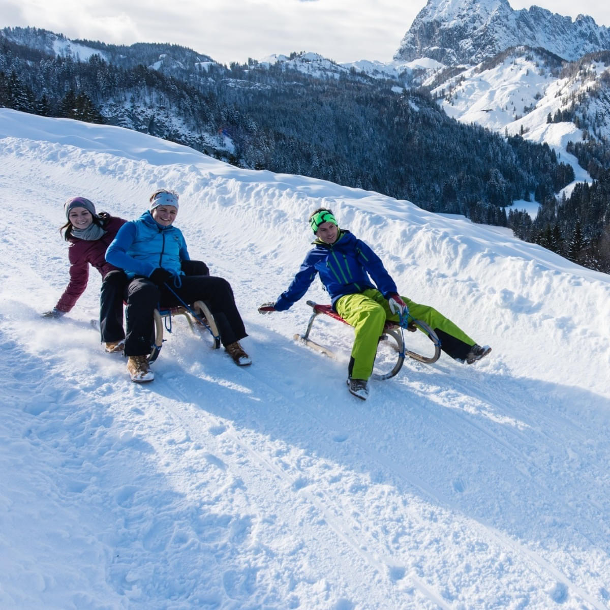 rodeln-in-der-region-st--johann-in-tirol-vor-dem-wilden-kaiser